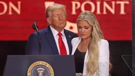 La veuve de Charlie Kirk a ému l'assistance en pardonnant publiquement au meurtrier de son époux, citant la Bible. (AFP)
