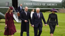 Kate, William, Donald et Melania Trump à la sortie de l’hélicoptère «Marine One», ce mercredi 17 septembre. PA Photos/ABACA