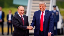 Donald Trump greets Russian President Vladimir Putin as he arrives at Joint Base Elmendorf-Richardson on August 15 in Alaska. Picture: Andrew Harnik/Getty Images via AFP