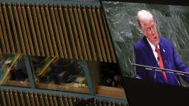 Le président américain Donald Trump apparaît sur un écran alors qu'il s'adresse à la 80e Assemblée générale des Nations unies, à New York, dans l'État de New York, aux États-Unis, le 23 septembre 2025. REUTERS - Jeenah Moon