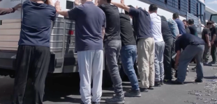 Lors du raid de l’ICE le jeudi 4 septembre 2025 dans une usine du géant sud-coréen Hyundai en Géorgie. 475 personnes, dont plus de 300 Sud-Coréens, ont été arrêtées.