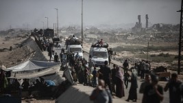 Palestinians move toward central Gaza in the Gaza Strip on September 15, 2025. ©  Moiz Salhi / Anadolu via Getty Images
