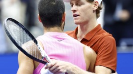 Carlos Alcaraz et Jannik Sinner après la victoire de l'Espagnol en finale de l'US Open à New-York le 7 septembre 2025.  © KENA BETANCUR / AFP/Archives