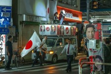 Yusuke Kawai, représentant du parti japonais d’extême droite, lors d’un rassemblement de campagne à Saitama, Japon, le 8 septembre 2025. ERIC RECHSTEINER