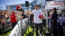 Charlie Kirk prend la parole avant d’être blessé par balle lors de la visite de Turning Point à l’Université Utah Valley, à Orem, le mercredi 10 septembre 2025.  Photo : Associated Press / Tess Crowley