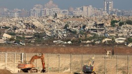 Des bulldozers israéliens près de la barrière frontalière et des bâtiments détruits dans le territoire palestinien assiégé travaillent de concert avec Tsahal. JACK GUEZ / AFP