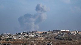 De la fumée s'élève sur Gaza à la suite d'une explosion, le 16 septembre 2025.  Photo : Reuters / Amir Cohen