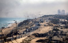 Photo: Eyad Baba Agence France-Presse  Des véhicules passent devant des bâtiments détruits le long de la route côtière qui traverse le camp de réfugiés palestiniens de Nuseirat, dans le centre de la bande de Gaza, le 30 août 2025.