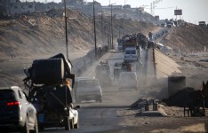 Photo: Eyad Baba Agence France-Presse Des véhicules transportant des Palestiniens fuyant le sud, roulent sur la route côtière près du camp de réfugiés de Nuseirat dans le centre de la bande de Gaza, le 5 septembre 2025.