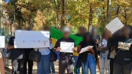 Des Gabonais manifestent pour le paiement des bourses étudiantes près de l'ambassade du Gabon, à Paris, le 19 septembre 2025. © Collectif des étudiants gabonais boursiers à l’étranger