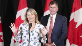 intergouvernementales, s'adressent aux médias lors de la retraite du Cabinet libéral à Toronto.  Photo : La Presse canadienne / Chris Young