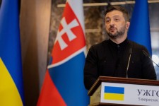Le président ukrainien Volodymyr Zelensky lors d'une conférence de presse conjointe avec le premier ministre slovaque à Uzhhorod, le 5 septembre 2025. (Tetiana Dzhafarova/AFP)