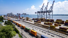Chaque mois, les services frontaliers canadiens découvrent des dizaines de voitures volées au port de Montréal, s'apprêtant à rejoindre principalement le continent africain. PHOTO : LA PRESSE CANADIENNE / CHRISTINNE MUSCHI