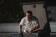 Channing Tatum as Jeffrey Manchester, mid-robbery, in Roofman.Courtesy of Paramount Pictures