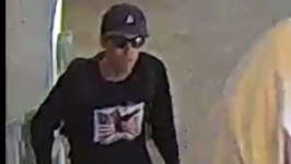 Le FBI a diffusé cette image le 11 septembre, demandant l'aide du public pour identifier cette personne d'intérêt dans l'assassinat de Charlie Kirk.  Photo : FBI