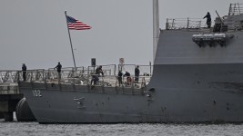 Le navire militaire USS Sampson est à Panama. Washington a récemment déployé sept bâtiments de guerre dans les Caraïbes au motif de lutter contre le narcotrafic international. Photo : Getty Images / AFP / MARTIN BERNETTI