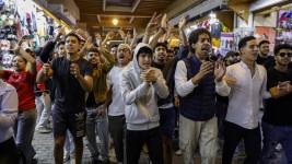Des manifestants scandent des slogans lors d'une manifestation menée par des jeunes dans un marché de Rabat, le 29 septembre 2025. © Abdel Majid Bziouat, AFP