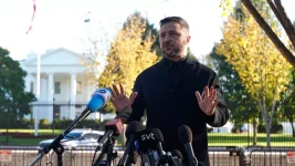 Zelensky rejette les conditions russes pour la paix, notamment le retrait ukrainien du Donbass, et insiste sur la nécessité de maintenir la pression sur Moscou. (Manuel Balce Ceneta/Ap/SIPA)