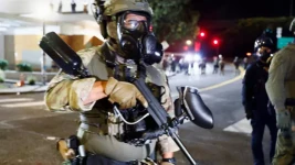 Un agent fédéral face aux manifestants à Portland, en Oregon, le 4 octobre 2025. © John Rudoff, Reuters