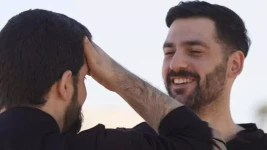 Deux otages israéliens, les jumeaux Gali et Ziv Berman, après leur libération, à Réïm, en Israël, le 13 octobre 2025. © Armée israélienne via Reuters