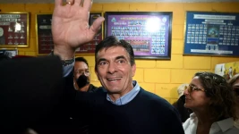 Le sénateur centriste et candidat à la présidentielle Rodrigo Paz, du Parti démocrate-chrétien (PDC), salue ses électeurs à La Paz, en Bolivie, le 19 octobre 2025. © Claudia Morales, Reuters