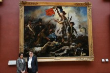 Au lendemain du cambriolage éclair du Louvre, la direction du musée et le ministère de la culture sous pression La ministre de la culture, Rachida Dati, et la directrice du Louvre, Laurence des Cars, devant « La Liberté guidant le peuple » (1830) d’Eugène Delacroix, au musée du Louvre, à Paris, le 2 mai 2024. DIMITAR DILKOFF/AFP