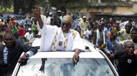rois jours après le vote, aucun chiffre n’a été divulgué, pas même celui de la participation. Issa Tchiroma marche donc sur des œufs pour maintenir les siens sous tensions. Desire Danga Essigue / REUTERS