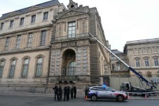 Le Louvre victime d’un « braquage » et fermé pour la journée ; des bijoux d’une « valeur inestimable » dérobés Des policiers à côté d’un monte-meubles utilisé par des cambrioleurs pour pénétrer dans le Musée du Louvre, sur le quai François-Mitterrand, à Paris, le 19 octobre 2025. DIMITAR DILKOFF/AFP
