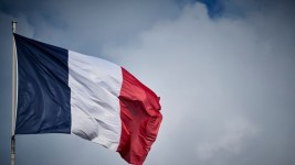 A French flag is seen over the presidential Elysee palace in Paris. © Getty Images / Remon Haazen