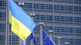 The Ukrainian flag in front of the EU Commission headquarter on August 17, 2025 in Brussels, Belgium. ©  Thierry Monasse/Getty Images