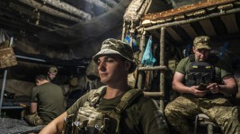 FILE PHOTO: Ukrainian troops hiding in trenches. © Getty Images / Jose Colon
