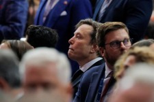 Elon Musk, lors de la cérémonie commémorative en l’honneur de Charlie Kirk, au State Farm Stadium de Glendale, en Arizona, le 21 septembre 2025. BRIAN SNYDER / REUTERS