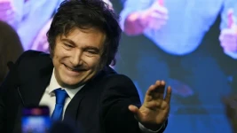 © Luis ROBAYO / AFP / Le président argentin Javier Milei salue ses partisans à son arrivée au siège du parti au pouvoir, La Libertad Avanza