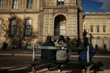 Cambriolage au Louvre : « Plusieurs interpellations » ont eu lieu samedi soir, l’un des suspects s’apprêtait à quitter le pays Devant la façade et la fenêtre par laquelle des voleurs sont entrés au Musée du Louvre, à Paris, le 25 octobre 2025. THOMAS PADILLA / AP