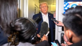 Le président Donald Trump s'adresse aux journalistes à bord d'Air Force One, alors qu'il se rend en Asie, le vendredi 24 octobre 2025.  Photo : Associated Press / Mark Schiefelbein