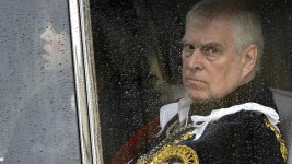 Au Royaume-Uni, Andrew va perdre son titre de prince et devoir quitter sa résidence Le prince Andrew quitte l'abbaye de Westminster après le couronnement du roi Charles et de la reine Camilla, le 6 mai 2023. © Toby Melville, AP