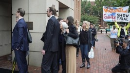 La famille de l'ancien directeur du FBI James Comey et d'autres personnes arrivent au tribunal fédéral d'Alexandria en Virginie, le 8 octobre 2025. © Alex Brandon, AP