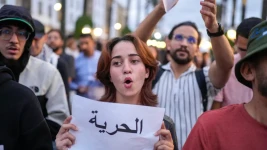 Gen Z au Maroc : des annonces budgétaires du Palais pour répondre à la colère Des manifestants appelant à des réformes en matière d'éducation et de santé, à Rabat, au Maroc, le 9 octobre 2025. Sur la banderole de la manifestante rédigée en arabe il est écrit "Liberté". © Mosa'ab Elshamy, AP