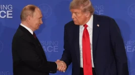 President Donald Trump, right, shakes the hand of Russia's President Vladimir Putin during a joint press conference at Joint Base Elmendorf-Richardson, Alaska on August 15, 2025. © Jae C. Hong, AP
