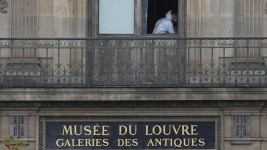 La police scientifique travaille dans la galerie Apollon du musée du Louvre où un cambriolage vient d'avoir lieu, le 19 octobre 2025 à Paris. © Thibault Camus, AP
