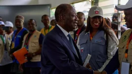 Vers un quatrième mandat pour Alassane Ouattara, l’économiste-président de la Côte d'Ivoire Le président ivoirien Alassane Ouattara arrive pour voter dans un bureau de vote lors des élections présidentielles à Abidjan, en Côte d'Ivoire, le samedi 25 octobre 2025. © Misper Apawu, AP
