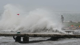 Les vagues déferlent à l'approche de l'ouragan Melissa à Kingston, en Jamaïque, le 28 octobre 2025. © Matias Delacroix, AP