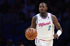 Scandale de paris truqués en NBA : l’entraîneur de Portland, Chauncey Billups, et le joueur de Miami Terry Rozier arrêtés Le joueur du Miami Heat Terry Rozier, lors d’un match face aux Boston Celtics, le 10 février 2025, à Miami (Floride, Etats-Unis). CARMEN MANDATO / GETTY IMAGES VIA AFP