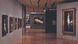 Bijoux volés au Louvre : sur son site, le musée supprime son slogan «Évadez-vous au Louvre» L’auteur de Marat assassiné et du Sacre fait l’objet d’une rétrospective magistrale dans le hall Napoléon. Nicolas Bousser/Musée du Louvre