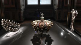 Cambriolage au Louvre : quel est l’intérêt de voler des œuvres d’art? La couronne de l'impératrice Eugénie, l'épouse de Napoléon III (1808-1873), a été retrouvée endommagée à proximité du musée du Louvre. Elle est composée de 1354 diamants et de 56 émeraudes.  Photo : AFP / Stéphane de Sakutin
