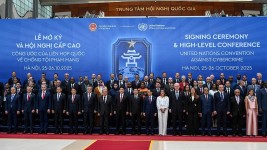 Plus de 60 pays, dont le Canada, ont signé le traité de l’ONU contre la cybercriminalité Plus de 60 pays ont signé, le samedi 25 octobre à Hanoï, le premier traité des Nations unies contre la cybercriminalité.  Photo : Getty Images / AFP / NHAC NGUYEN