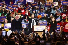 Zohran Mamdani (au centre), entouré de Bernie Sanders et d’Alexandria Ocasio-Cortez, lors d’un meeting avant les élections municipales, à New York, le 26 octobre 2025. HEATHER KHALIFA/AP