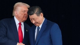 U.S. President Donald Trump and Chinese President Xi Jinping talk as they leave after a bilateral meeting in Busan, South Korea on Thursday. (Evelyn Hockstein/Reuters )
