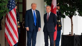 Analyse | Trump-Carney : de concessions en concessions... Donald Trump et Mark Carney ont affiché une bonne entente apparente lors de leur rencontre à la Maison-Blanche, mais le président des États-Unis ne fera pas de cadeau au Canada.  Photo : Getty Images / Chip Somodevilla
