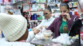 Une personne achète un sachet de trois oeufs dans un magasin du quartier du Bronx, à New York, le 27 février 2025 © CHARLY TRIBALLEAU / AFP/Archives